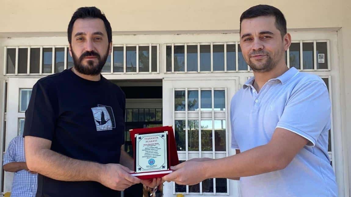 Okul Müdürümüze Plaket Takdimi